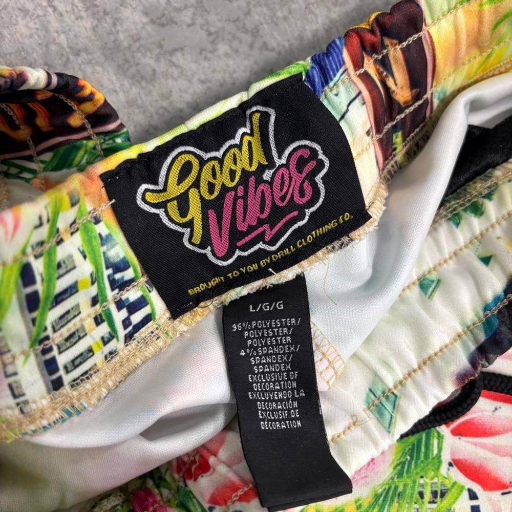 Drill Clothing Cityscape Graphic Shorts Multicolor Size Large NWT - Picture 2 of 4